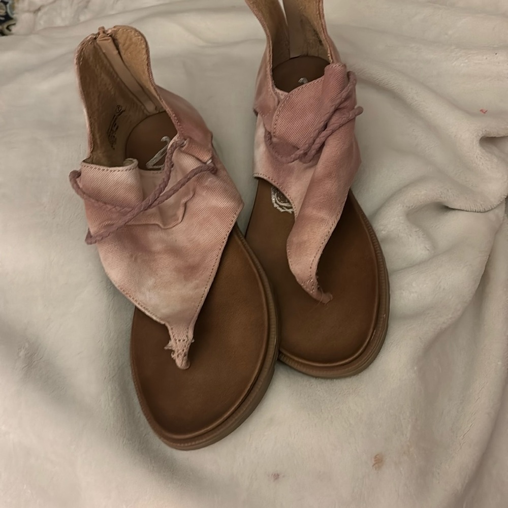 Pink slightly tye-died slip on with zipper in back. Size 7
